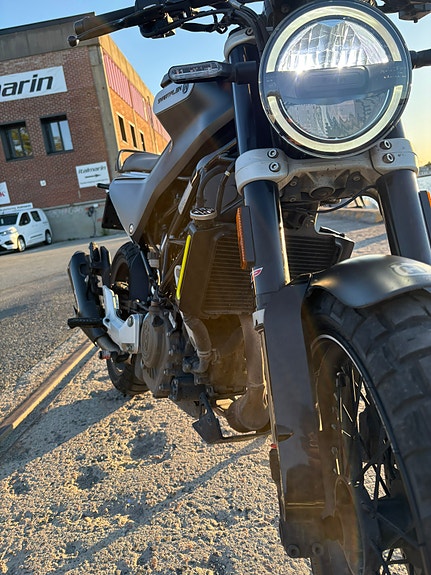 Husqvarna Svartpilen 125 6 of 8