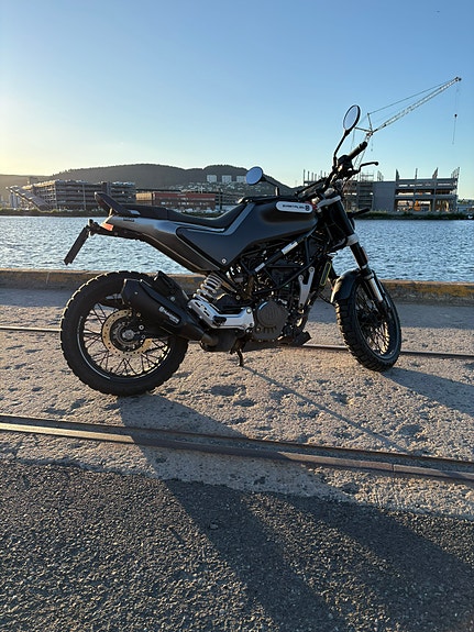 Husqvarna Svartpilen 125 2 of 8