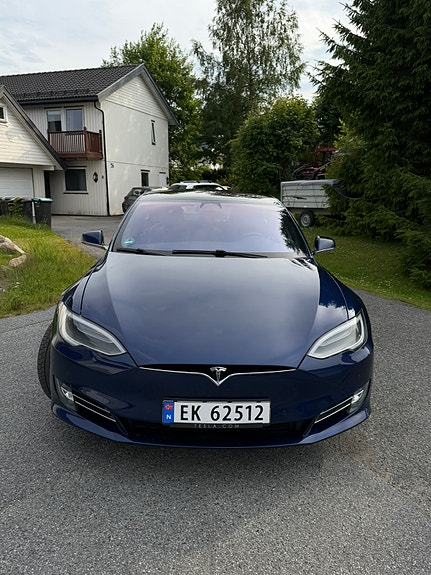 Tesla Model S 3 of 5