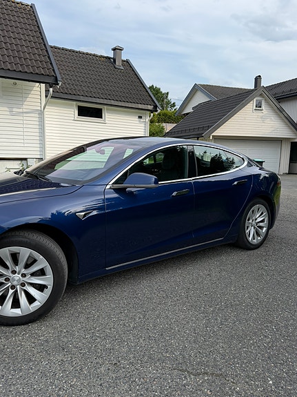 Tesla Model S 4 of 5