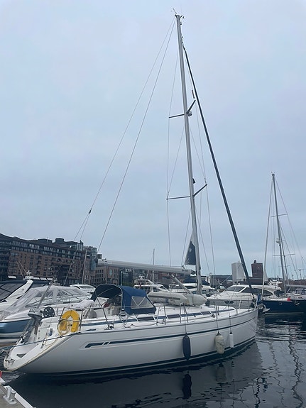 Flott turbåt og flytende bolig  på Aker Brygge 2 of 5