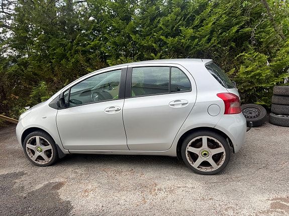 Toyota Yaris 3 of 5