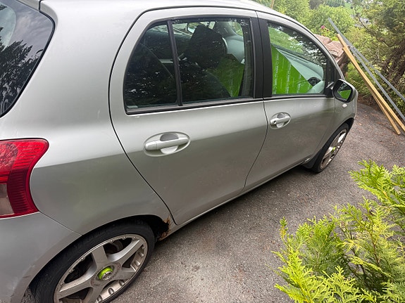 Toyota Yaris 4 of 5