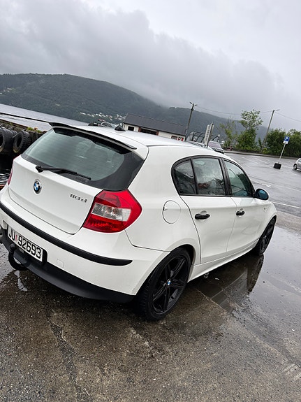BMW 118d 3 of 5