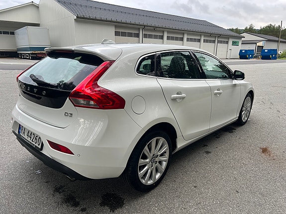 Volvo V40 2 of 5
