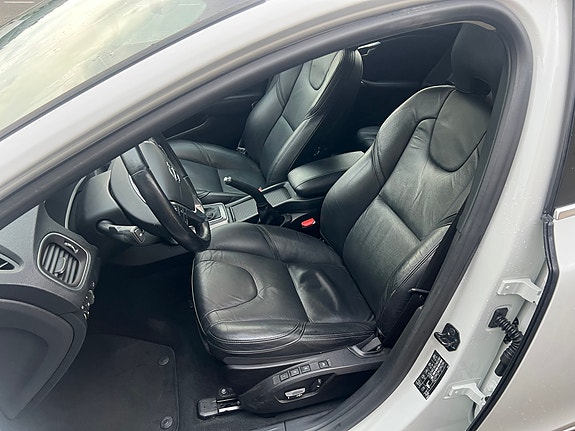 Volvo V40 3 of 5