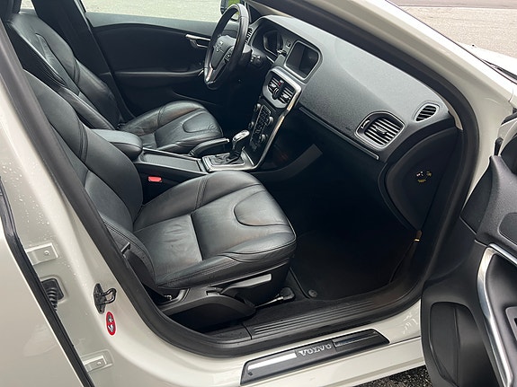 Volvo V40 4 of 5