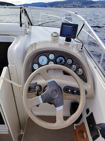 Glastron GS249 2004-modell | 25 fot | MerCruiser 5.0 MPI 220 hk 6 of 22