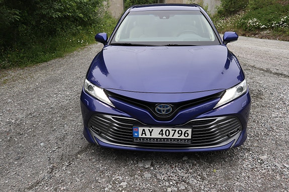 Toyota Camry 3 of 5