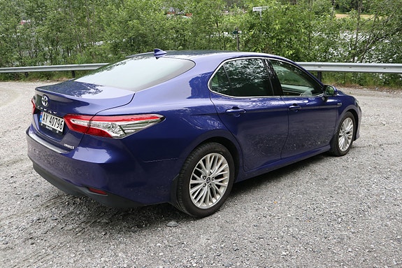 Toyota Camry 6 of 30