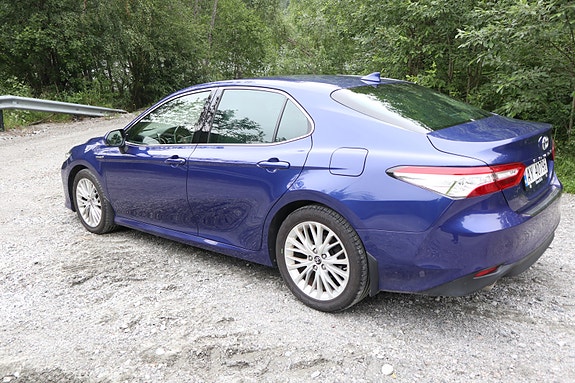 Toyota Camry 9 of 30