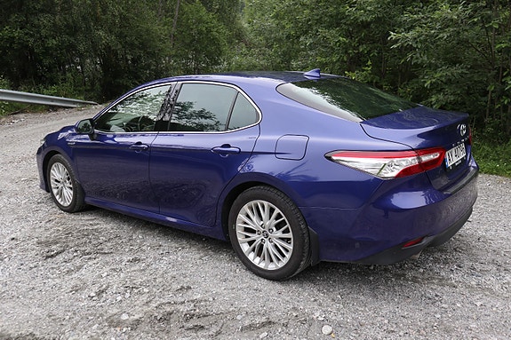 Toyota Camry 11 of 30