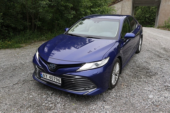 Toyota Camry 2 of 5