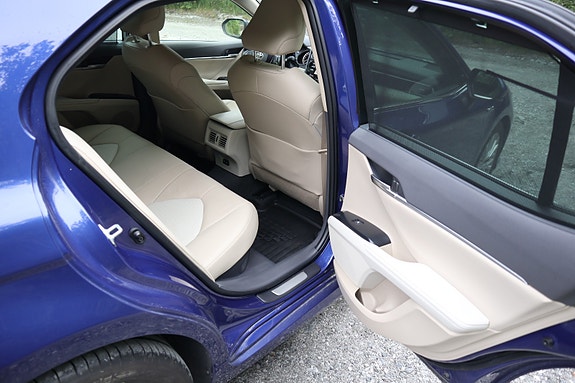 Toyota Camry 21 of 30