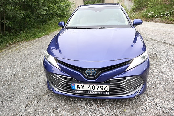 Toyota Camry 15 of 30