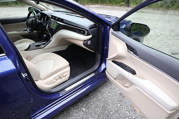 Toyota Camry 23 of 30