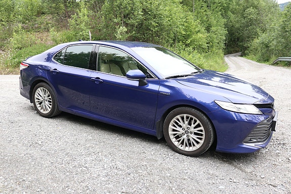 Toyota Camry 4 of 5