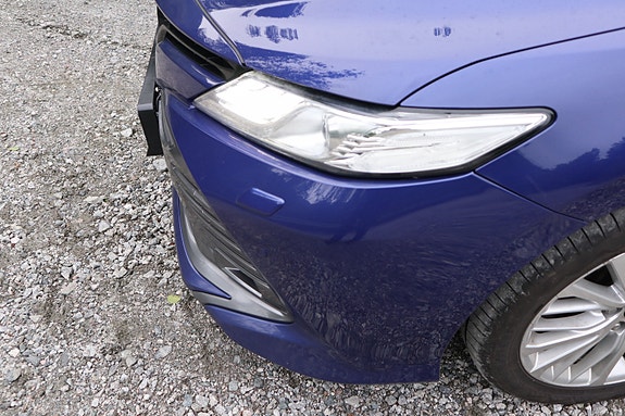 Toyota Camry 12 of 30