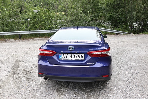Toyota Camry 8 of 30