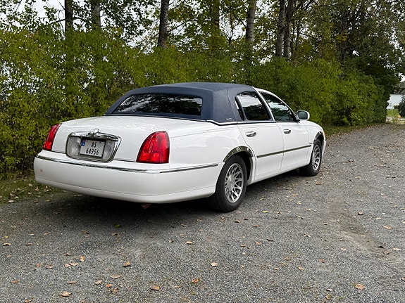 Lincoln Town Car 2 of 5