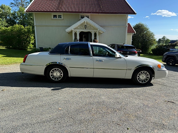Lincoln Town Car 15 of 30