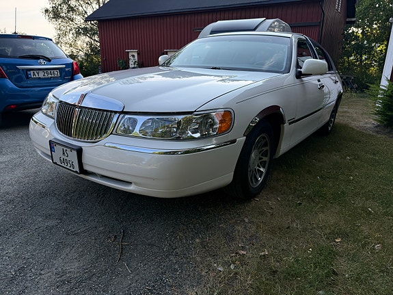 Lincoln Town Car 7 of 30