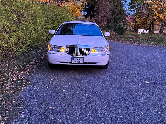 Lincoln Town Car 4 of 5