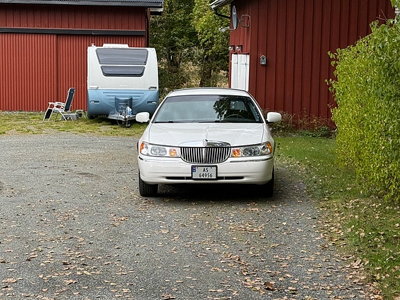 Lincoln Town Car 3 of 5