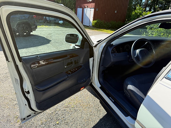 Lincoln Town Car 17 of 30