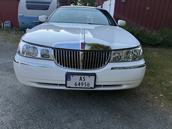 Lincoln Town Car 6 of 30