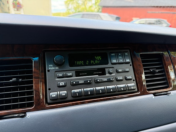 Lincoln Town Car 24 of 30