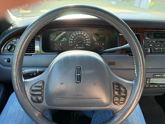Lincoln Town Car 20 of 30
