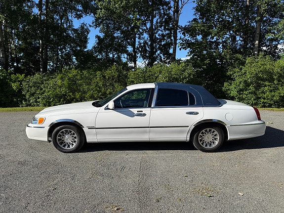 Lincoln Town Car 8 of 30
