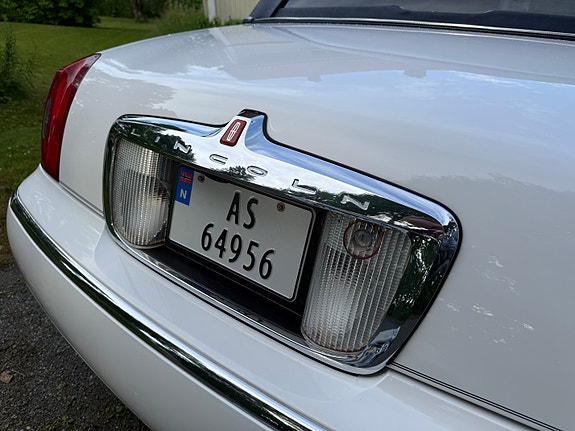 Lincoln Town Car 13 of 30