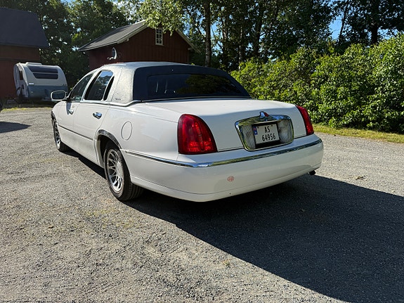 Lincoln Town Car 10 of 30