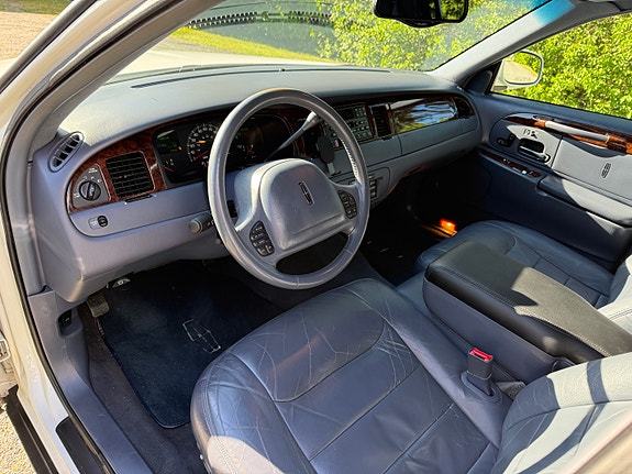 Lincoln Town Car 19 of 30