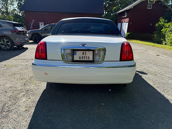 Lincoln Town Car 12 of 30