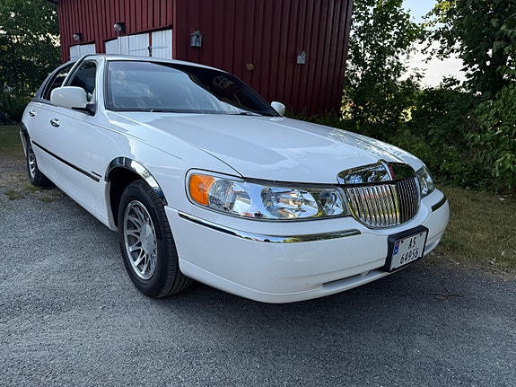Lincoln Town Car 5 of 30