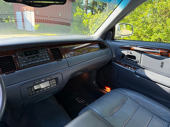 Lincoln Town Car 23 of 30