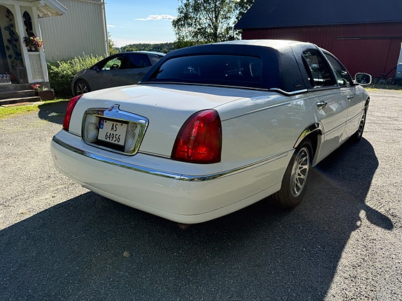 Lincoln Town Car 14 of 30