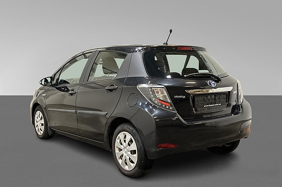 Toyota Yaris 3 of 8