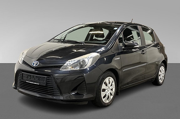 Toyota Yaris 2 of 8