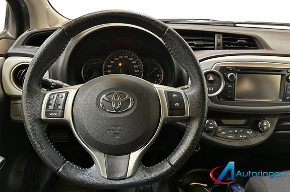 Toyota Yaris 5 of 8