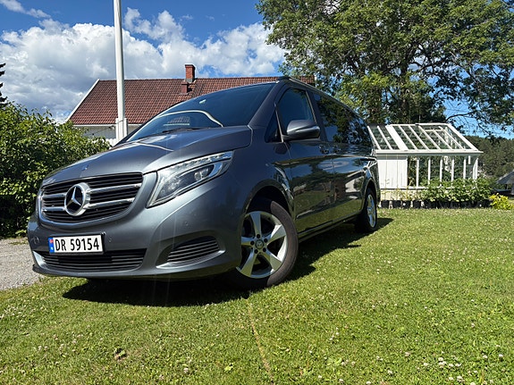 Mercedes-Benz V220 2 of 5