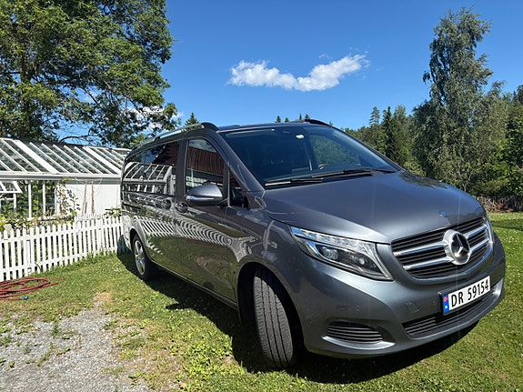 Mercedes-Benz V220 3 of 5