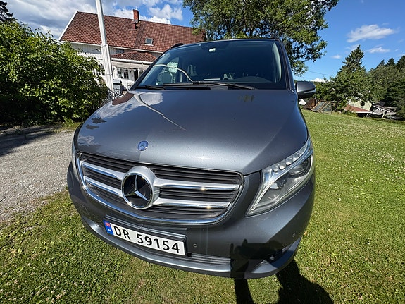 Mercedes-Benz V220 4 of 5