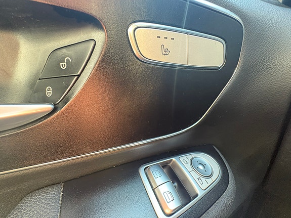 Mercedes-Benz V220 16 of 22