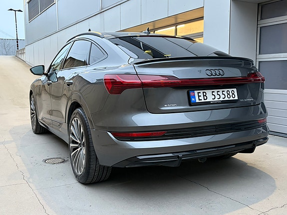 Audi e-tron Sportback 3 of 5