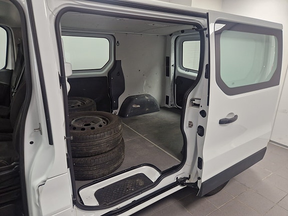 Nissan NV300 13 of 14