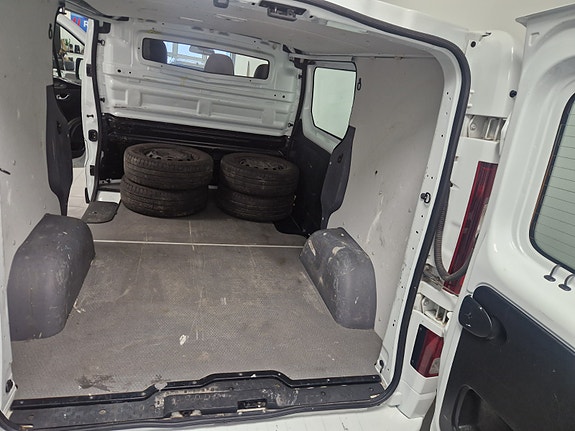 Nissan NV300 14 of 14